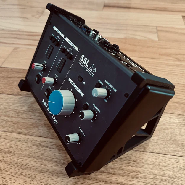 Chân đế 45 độ cho SSL 2+ - Phụ kiện studio không thể thiếu - Image 1