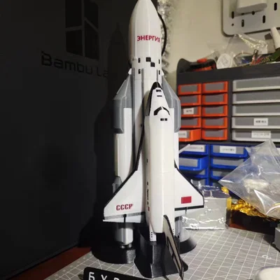 Mô hình 3D tàu vũ trụ Buran và tên lửa đẩy Energia