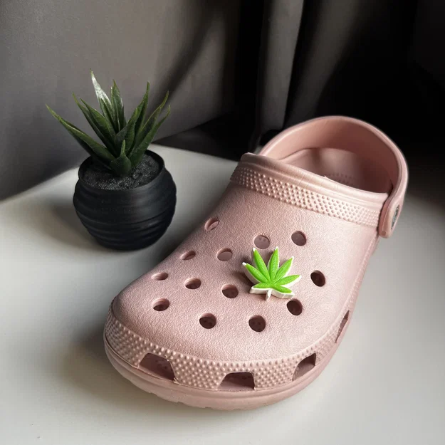 Mẫu charm hình lá trang trí dép Croc in 3D cá tính - Image 1