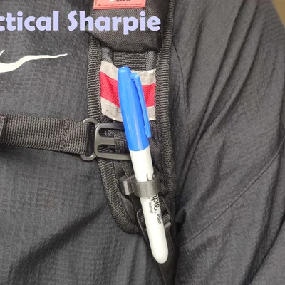 Kẹp giữ bút Sharpie Tactical gắn dây đeo ba lô tiện lợi