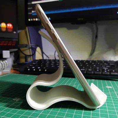 Fluidock – Kệ đỡ điện thoại thiết kế mềm mại, tối giản
