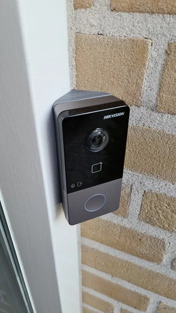 Pát gắn chuông cửa Hikvision DS-KV6113 (nghiêng 45°) - Image 1