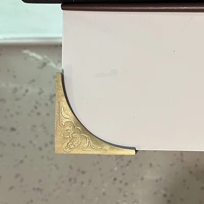 Ốp bảo vệ góc bàn TV Dungeons & Dragons (hoa văn Filigree)