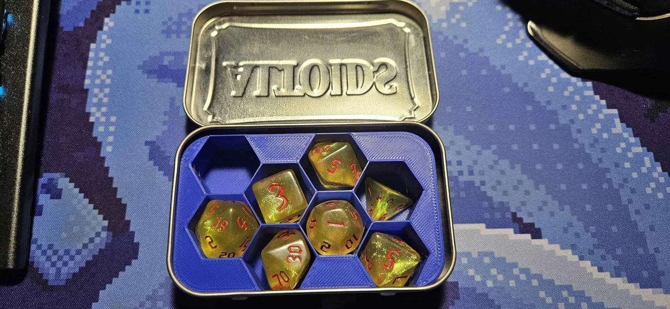 Hộp đựng xúc xắc trong hộp Altoids Tin (Altoids Tin Dice Box) - Image 2