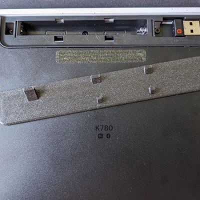 Nắp đậy khay pin cho bàn phím Logitech K780 (File in 3D)