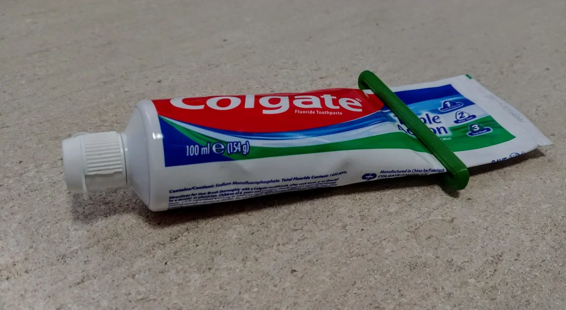 Dụng cụ bóp kem đánh răng dẻo (Flexible Toothpaste Squeezer) - Image 1