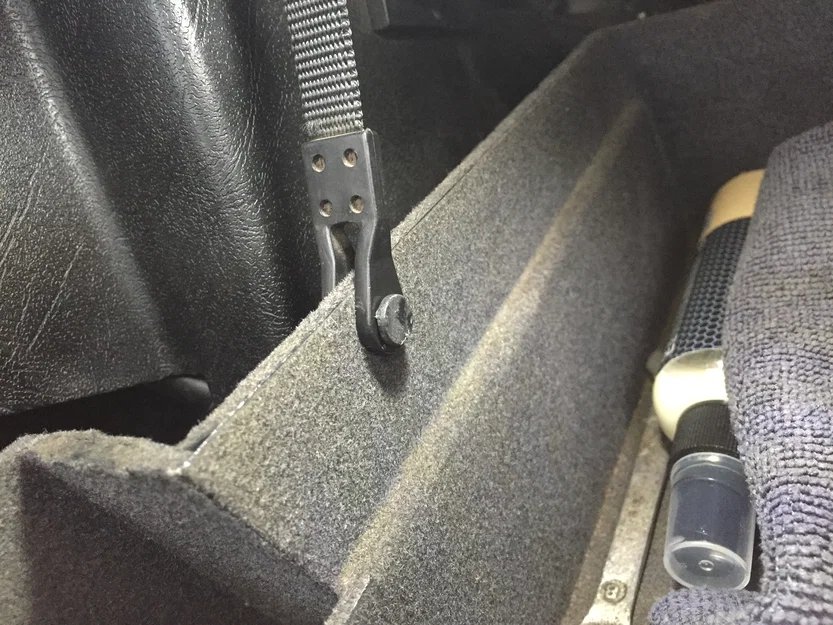BMW E30/E28/E21 - chốt giảm chấn hộc găng tay (OEM: 51 16 1 828 956) - Image 3