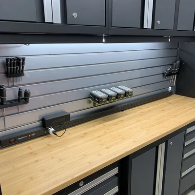 Giá treo pin Ryobi 18V tiện lợi trên tường Slat Wall