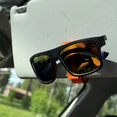 Kẹp gài kính mát cho tấm che nắng (Sunvisor clip for sunglasses)