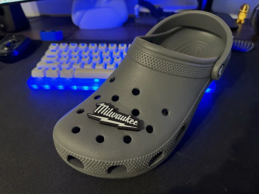 Phụ kiện trang trí dép Croc logo Milwaukee 3D cực chất - Image 1