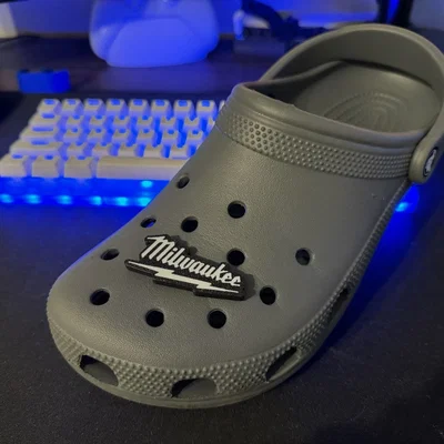 Phụ kiện trang trí dép Croc logo Milwaukee 3D cực chất