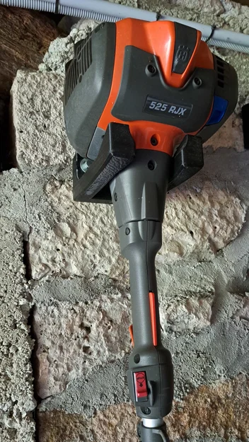 Giá treo máy cắt cỏ Husqvarna 525 RJX treo tường thông minh - Image 1