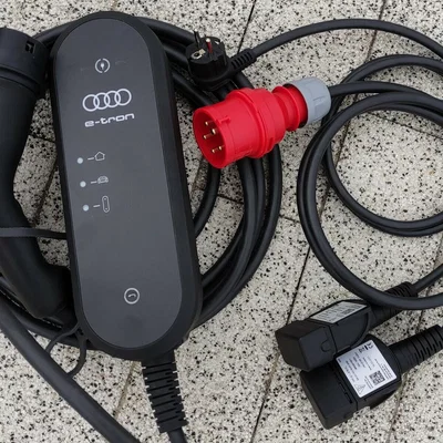 Giá treo tường bộ sạc Audi e-tron (Wallholder charger wallmount)