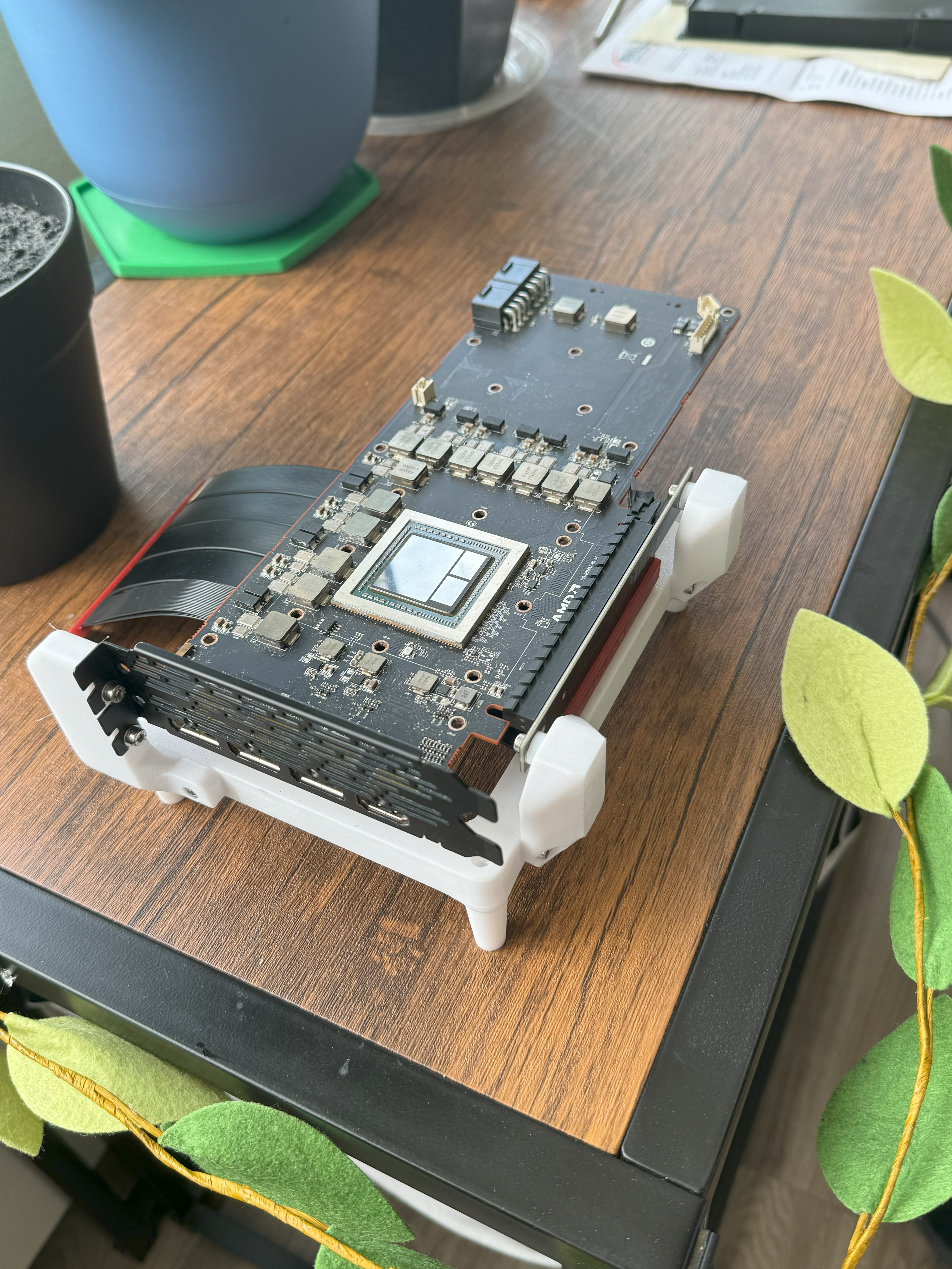 Ngàm dựng card đồ họa (Vertical GPU Mount) in 3D tiện dụng cho PC