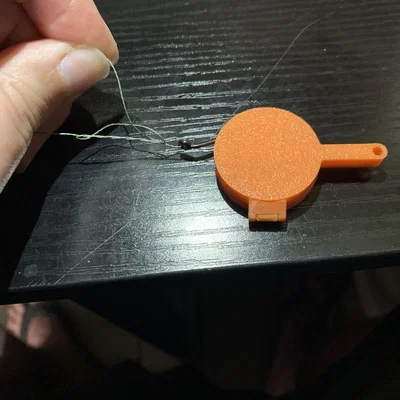 Dụng cụ buộc lưỡi câu (Fishing hook tieing tool)