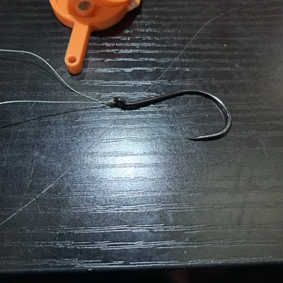 Dụng cụ buộc lưỡi câu (Fishing hook tieing tool)