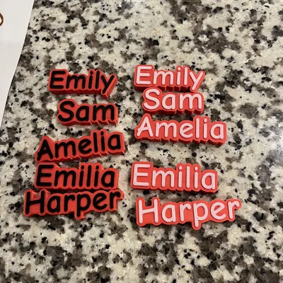 Bộ sưu tập Crocs Charm in 3D cá nhân hóa theo tên cho bé