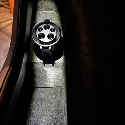 Dock adapter J1772 cửa bên tài xế Tesla Model Y – gắn phía sau hộc
