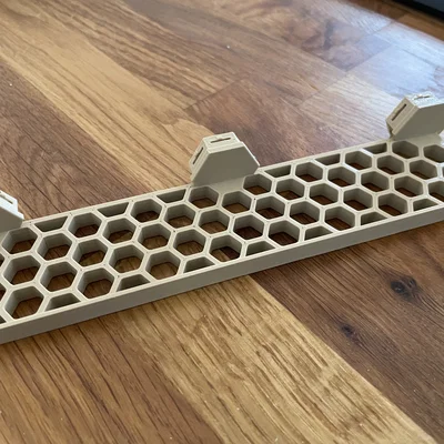 Kệ treo tường Honeycomb có gờ chắn thông minh cho góc làm việc