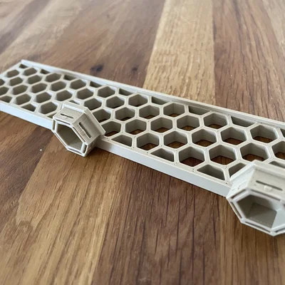 Kệ treo tường Honeycomb có gờ chắn thông minh cho góc làm việc