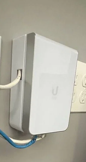 UniFi6 In-Wall Wall Mount Spacer U6-IW-US – Spacer ngàm treo tường - Image 3