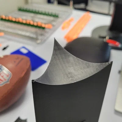 Giá đỡ bóng bầu dục phong cách cúp Lombardi in 3D siêu đẹp