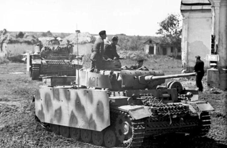 Mô hình xe tăng Panzer III tỉ lệ 1/100 với giáp hông gia cố - Image 1