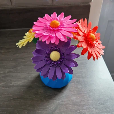 Bó hoa Gerbera nhiều màu kèm bình cắm
