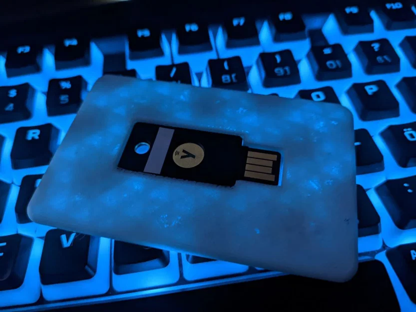 Ví đựng YubiKey 5-NFC dạng thẻ mỏng gọn cho ví cá nhân - Image 1