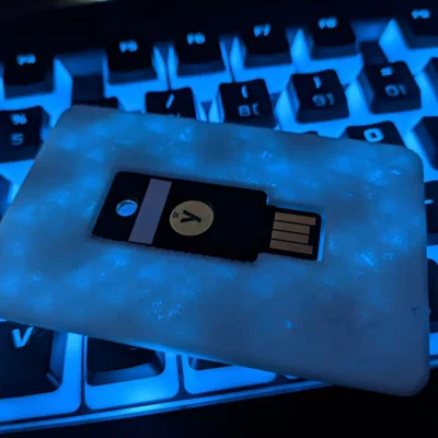 Ví đựng YubiKey 5-NFC dạng thẻ mỏng gọn cho ví cá nhân