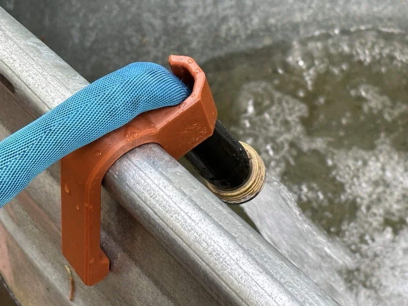 Kẹp giữ ống nước cho stock tank (Stock tank hose holder) - Image 1