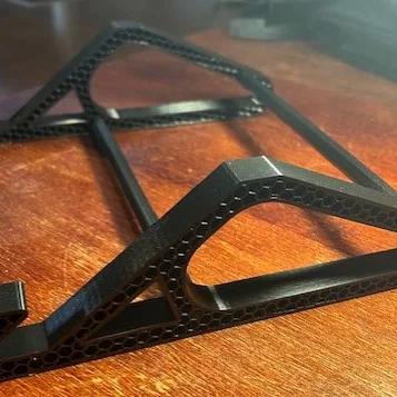 Remix: Kệ đỡ laptop có thanh nối (connecting rods)