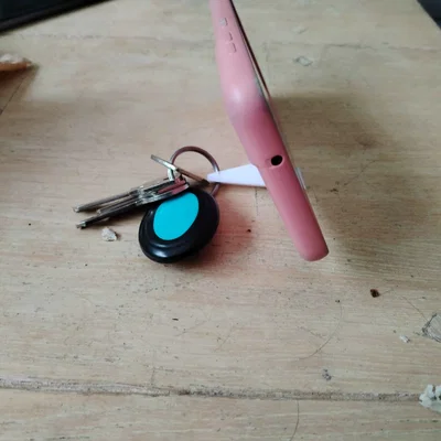 Giá đỡ điện thoại mini kiêm móc khóa siêu gọn - File in 3D hữu ích