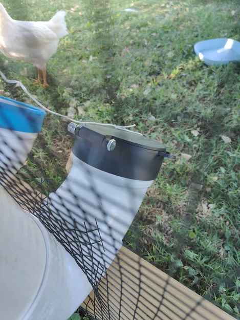 Nắp máng ăn gà PVC – Bản lề (Hinged Lid) - Image 2