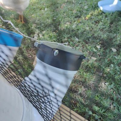 Nắp máng ăn gà PVC – Bản lề (Hinged Lid)