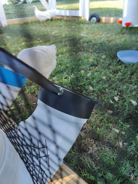 Nắp máng ăn gà PVC – Bản lề (Hinged Lid) - Image 3