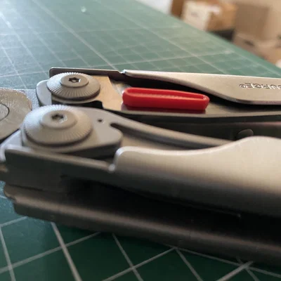 Nút gạt mở lưỡi dao tùy chỉnh cho Leatherman Surge in 3D