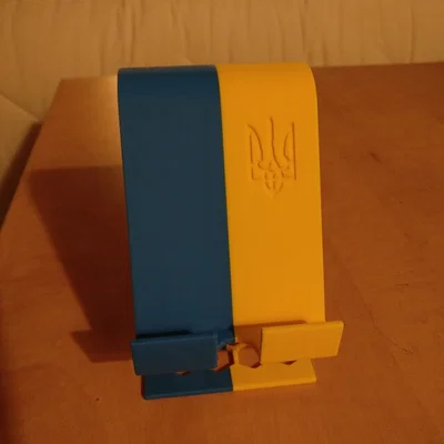 Đỡ điện thoại “Support Ukraine (and your phone)”