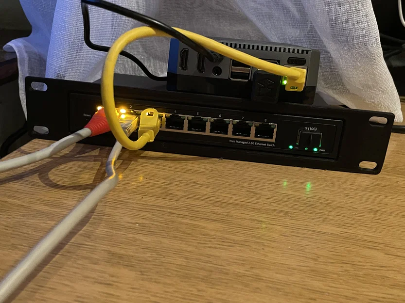 Giá đỡ rack 10" cho Horaco 2.5Gb Ethernet Switch - Image 1