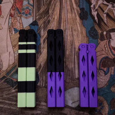 Tay cầm dài hơn + mặt trơn của Balisong Sanford Prime