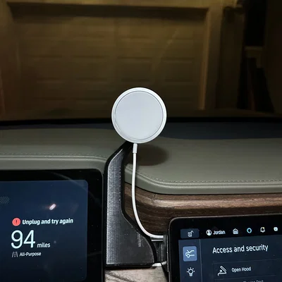 Giá đỡ điện thoại cho Rivian (Phone Mount for Rivian)