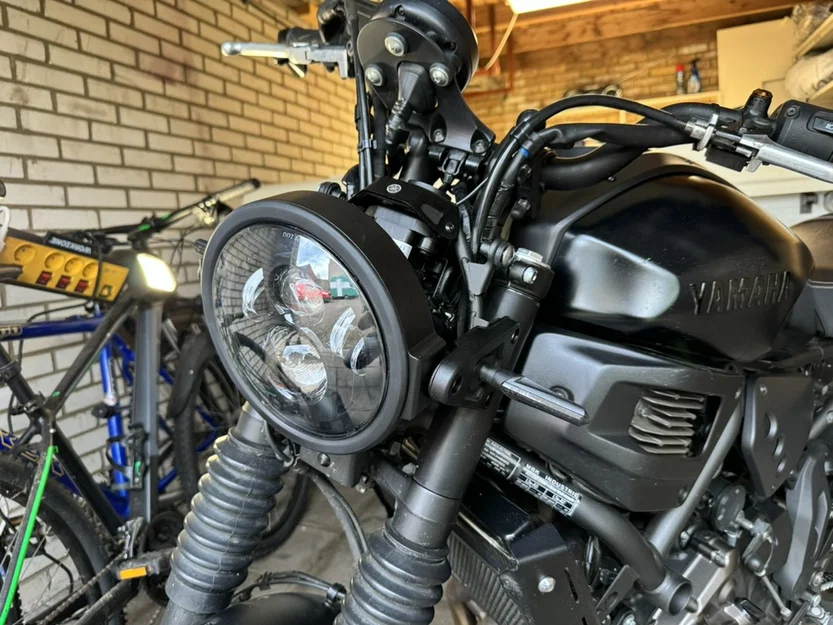 Pát gắn đèn pha 7 inch cho Yamaha XSR 700 - Image 1