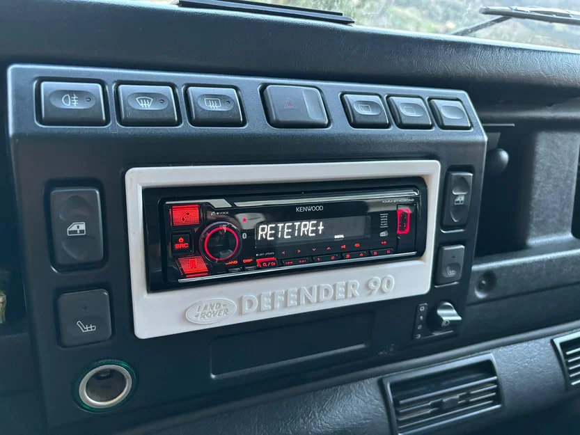 Khung giữ radio cho Land Rover Defender 90/110 TD5 - Image 1