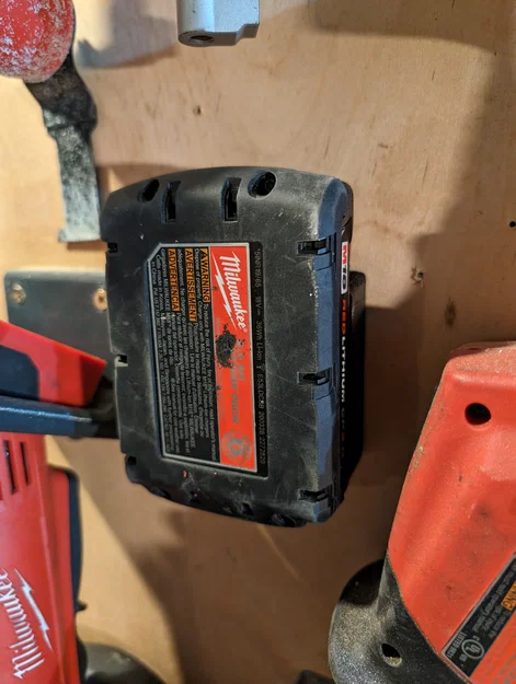Giá treo pin Milwaukee M18 (Milwaukee M18 Battery Mount) - Image 1