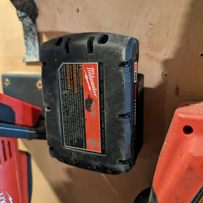 Giá treo pin Milwaukee M18 (Milwaukee M18 Battery Mount)