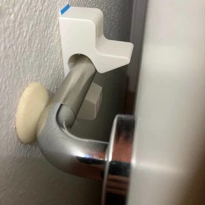 Chốt giữ tay nắm cửa (door handle catch)