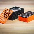 Hộp Đựng Bài Chơi Họa Tiết Tổ Ong Với Nắp Trượt 3D Tiện Dụng - Thumbnail 1