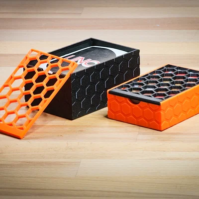 Hộp Đựng Bài Chơi Họa Tiết Tổ Ong Với Nắp Trượt 3D Tiện Dụng