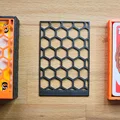 Hộp Đựng Bài Chơi Họa Tiết Tổ Ong Với Nắp Trượt 3D Tiện Dụng - Thumbnail 3