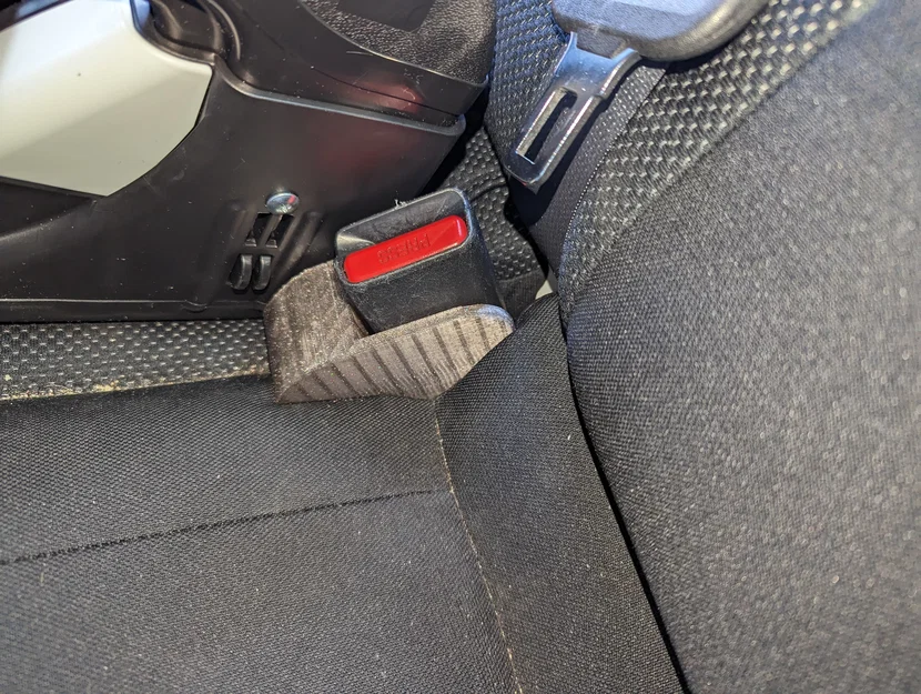 Giá đỡ khóa dây an toàn Subaru - Image 1